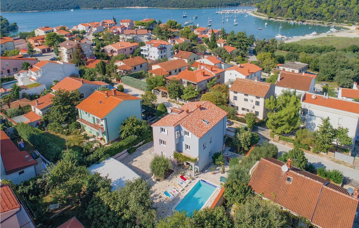 Ganze Ferienwohnung, Gemütliche Ferienwohnung mit Pool, Terrasse und WLAN – nur 1 km vom Strand entfernt! in Banjole, Südküste Istrien
