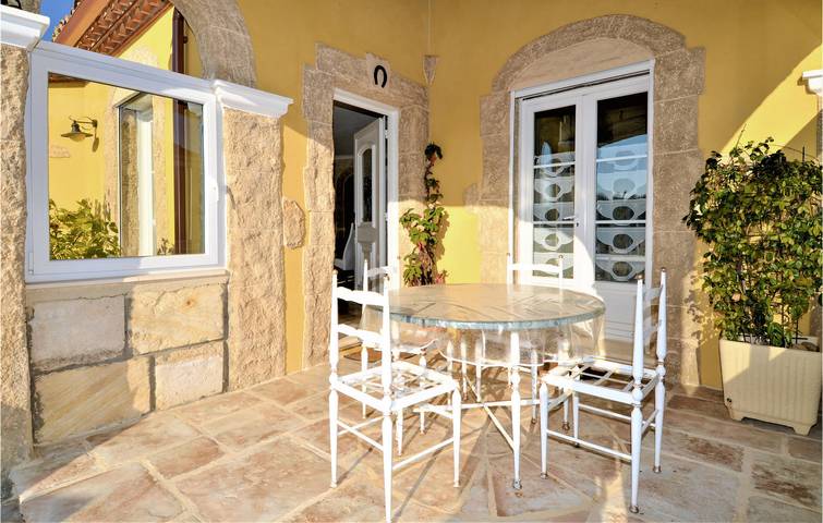 Spacious Apartment with Pool & Parking, Close to Jonquières-Saint-Vincent in Jonquières-Saint-Vincent, Nimes region