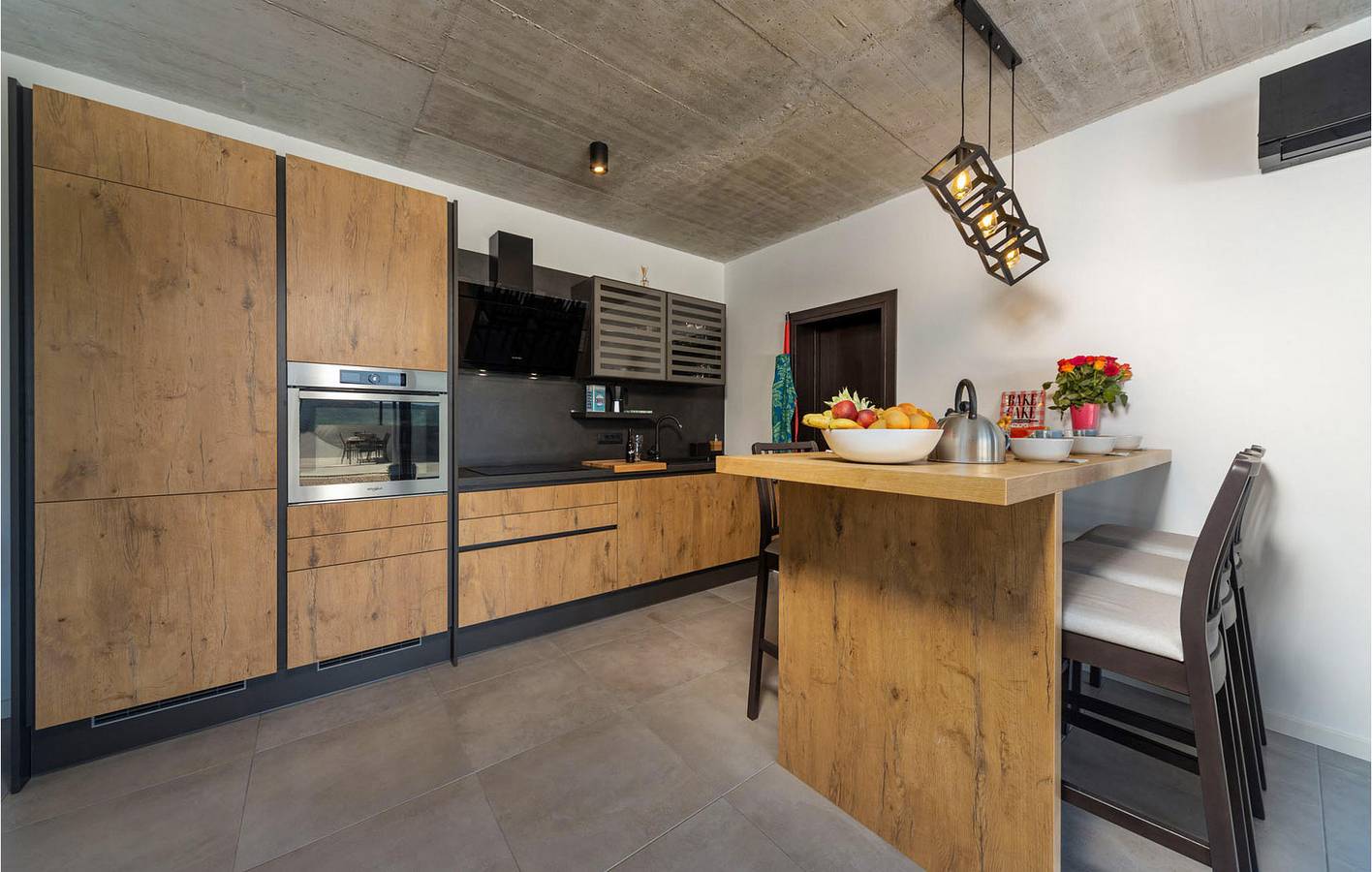 Geräumiges Apartment mit 1 Schlafzimmer, Pool, WLAN und Parkplatz in der Nähe des Zentrums von Raša in Raša, Ostküste Istrien