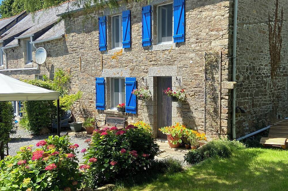 Pinabre - Rural farmhouse with great access to walking and cycling routes in Plouguenast, Côtes-d'Armor