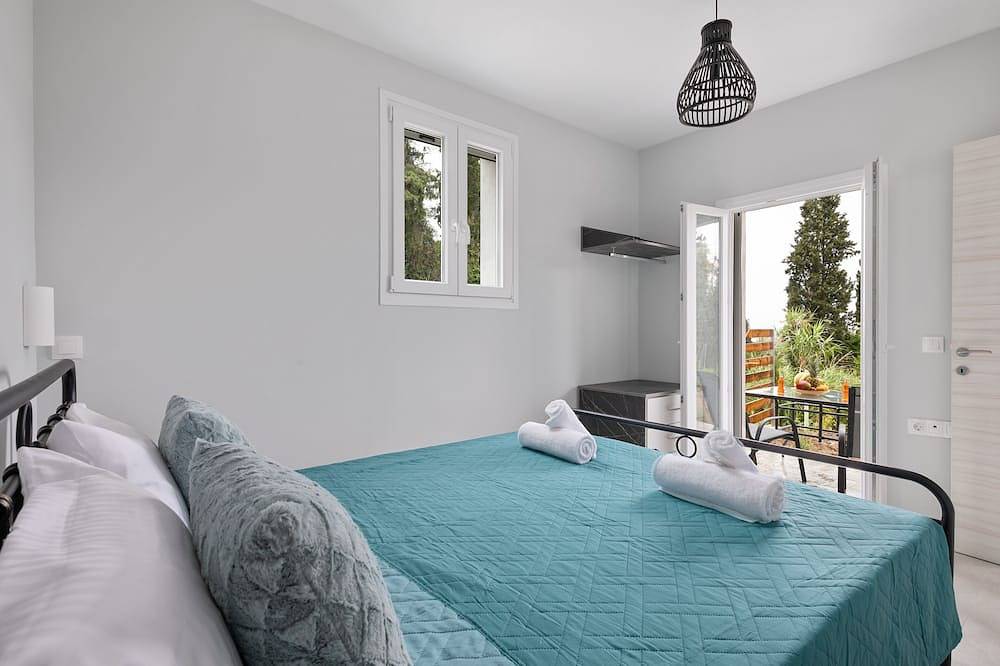 Ganze Wohnung, Private apartment with swimming pool just 1.2 klm from the beach! in Potamos, Korfu