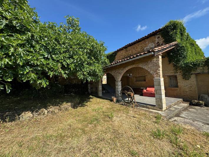 Gîte pour 15 personnes, avec terrasse ainsi que piscine et jardin