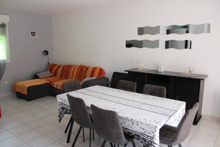 Location de vacances pour 5 personnes, avec terrasse ainsi que vue et piscine à Tamniès - 3