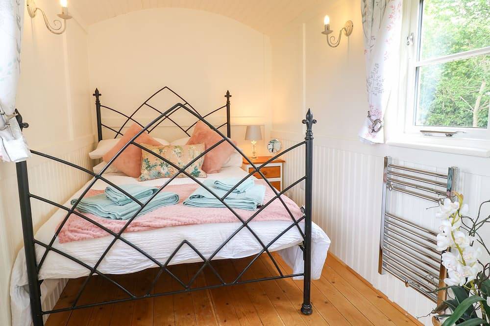Shepherds Hut, pet friendly, with hot tub in Rugeley in Staffordshire