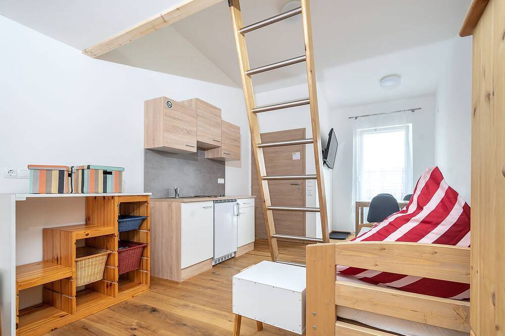 Ganze Wohnung, Alpen-Hostel Apartment Mittagsonne 2, Buxacher Straße 23 mit Motoradvermietung in Memmingen, Bayerisch Schwaben