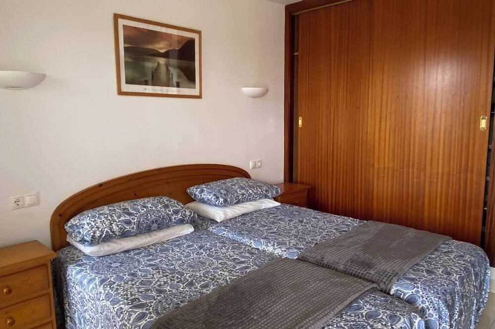 Entire apartment, Apartment Lili Cala Bona-Pool-Private Sunbeds-nr Beach-direct airport bus-A/C in Cala Bona, Son Servera