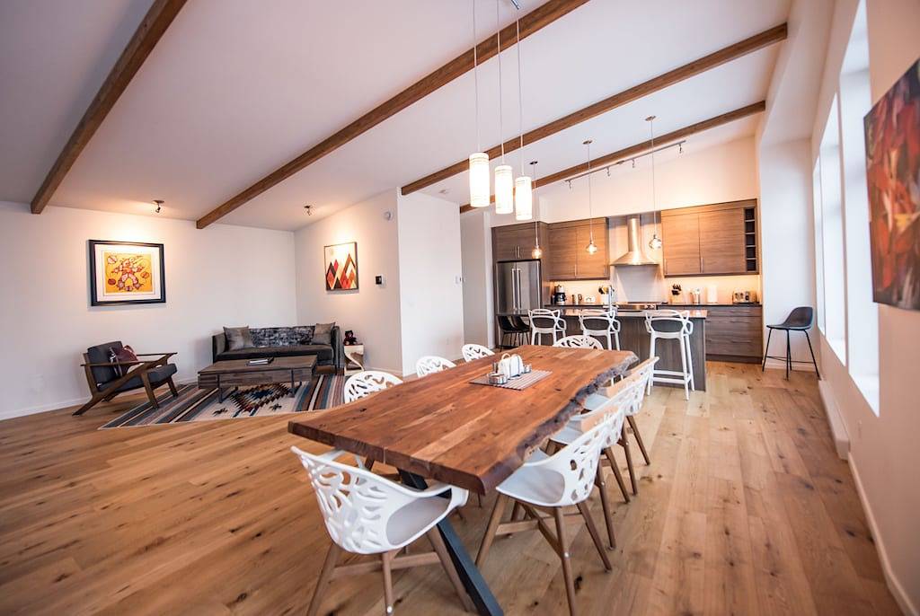 Neu gebautes, modernes Ski-In / Ski-Out Haus mit herrlichem Blick auf das Columbia River Valley in Kicking Horse