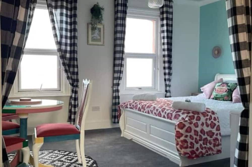 Entire apartment, \"The Parlour\" Seafront Apartment in Eastbourne, East Sussex