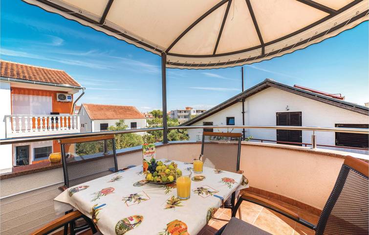 Ganze Ferienwohnung, Gemütliche Ferienwohnung mit Terrasse und WLAN, 2 km vom Strand entfernt in Srima, Šibenik-Knin