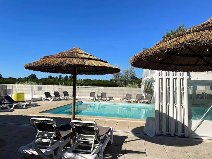 Camping pour 4 personnes, avec terrasse et piscine