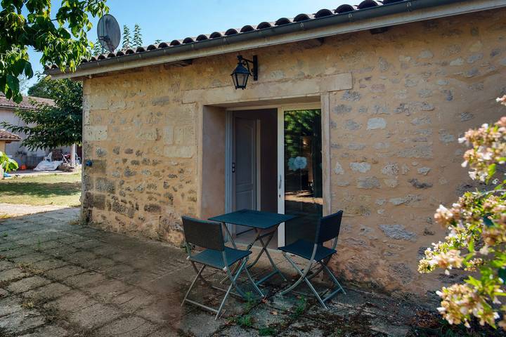 Guest Room 'Chateau Laborde Marjolaine' with Private Terrace, Wi-Fi and Air Conditioning in Saint-Médard-de-Guizières, Libourne region