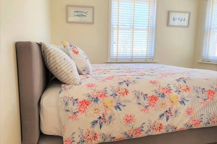 Tranquil cottage with outside terrace and undercover parking in Eastbourne, Sussex Oriental