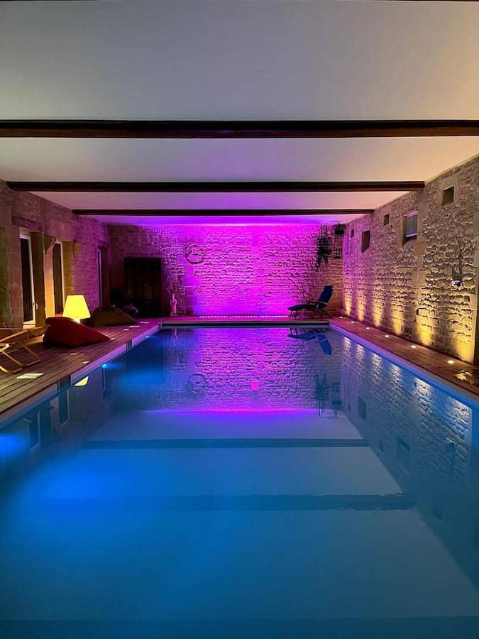 Location de vacances pour 8 personnes, avec Terrasse et Jardin ainsi que Piscine et Vue à Fontaine-Henry