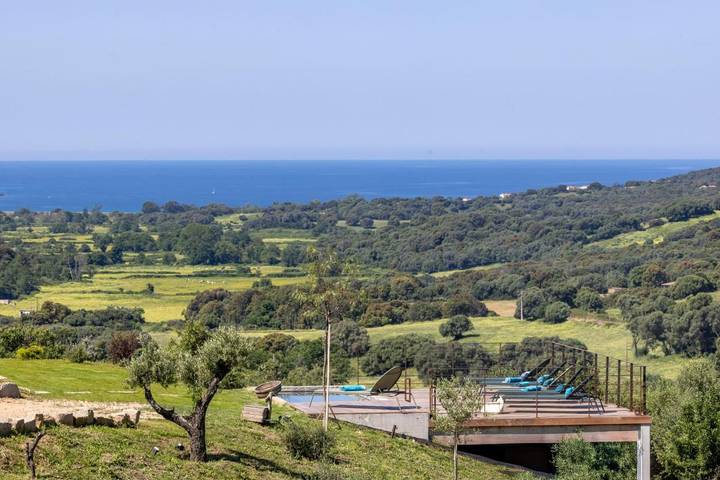Location de vacances pour 6 personnes, avec Balcon et Jacuzzi ainsi que Terrasse et Jardin à Fozzano