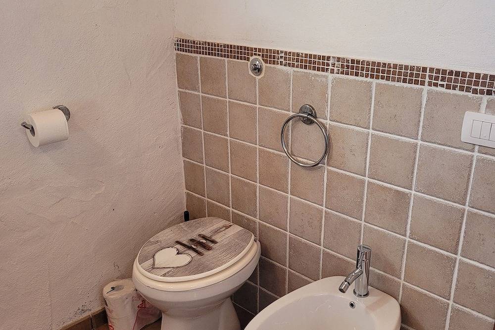 Kleine Villa in einem ruhigen Pool und Meerblick / Golf von Policastro gelegen in Maratea, Potenza Provinz