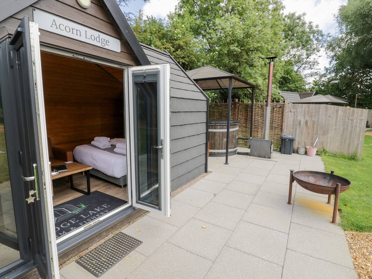Acorn Lodge At Bridge Lake Farm &amp; Fishery in Oxfordshire