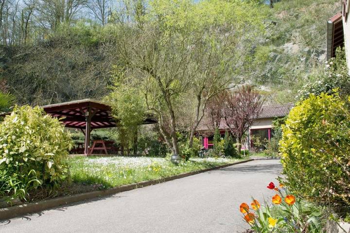 Hôtel pour 2 personnes, avec piscine ainsi que jardin et terrasse, animaux acceptés à Saint-Genis-les-Ollières