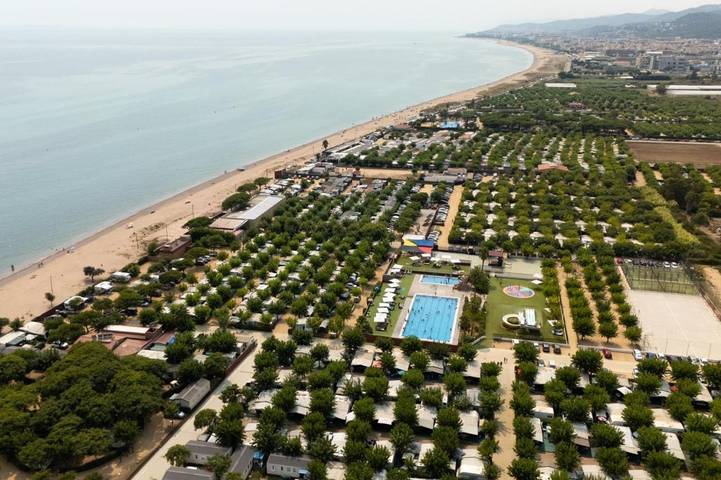 Camping pour 6 personnes, avec jardin et piscine ainsi que bassin pour enfant et vue