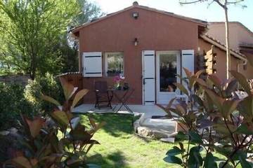 Gîte pour 3 personnes, avec jardin ainsi que terrasse et piscine à Velleron