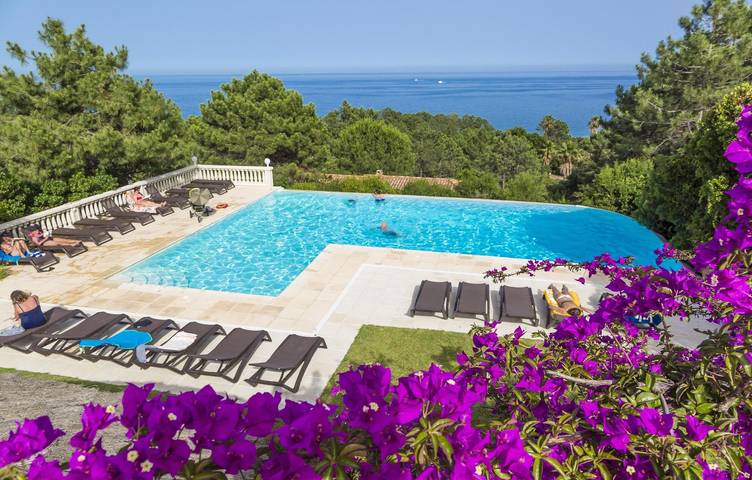 Villa pour 6 personnes, avec Terrasse ainsi que Jardin et Piscine à Sari-Solenzara