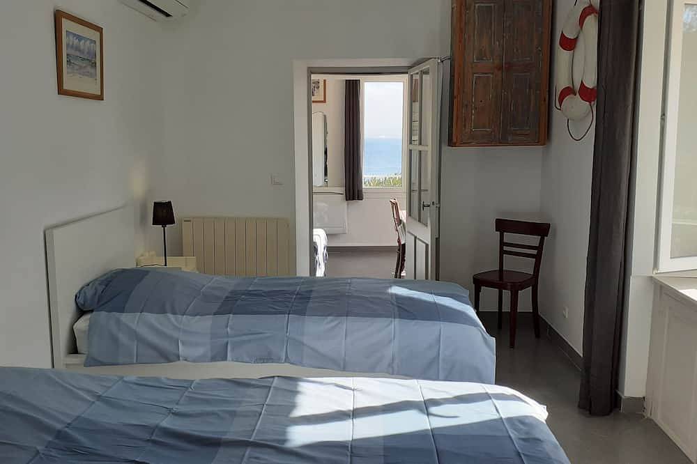 Overlooking the little port, 60 m2 gîte with incredible view, large garden in Provence