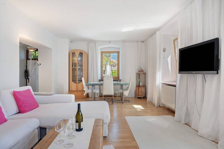 Entire apartment, Apartment 'Sonnenresidence Alpenhof' with Mountain View, Balcony and Wi-Fi in Tramin an der Weinstraße, Nonsberg Group
