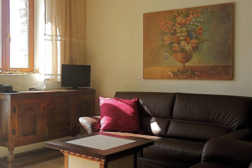 Appartement entier, Belle maison de vacances en pierre avec grand jardin privé in Mombarcaro, Langhe