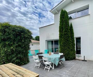 Gîte pour 8 personnes, avec terrasse à Le Pian-Médoc