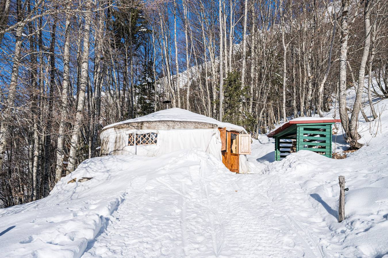 Glamping « La Yourte Des Clapières » : Vue Montagne, Terrasse et Jardin Privés in La Giettaz, Région d'Albertville