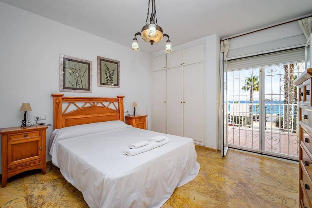 Beachhouse with Pool, Parking & Stunning sea Views in Vista de los Ángeles, Mojácar