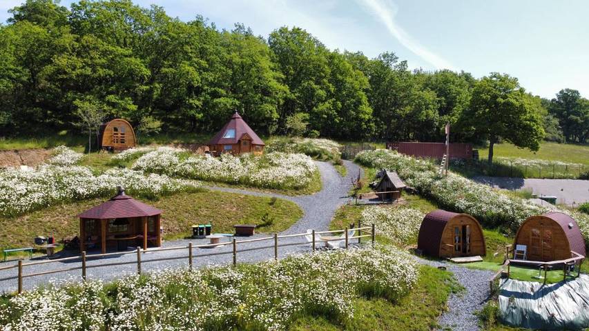 Camping pour 4 personnes, avec Jacuzzi et Terrasse ainsi que Sauna et Vue