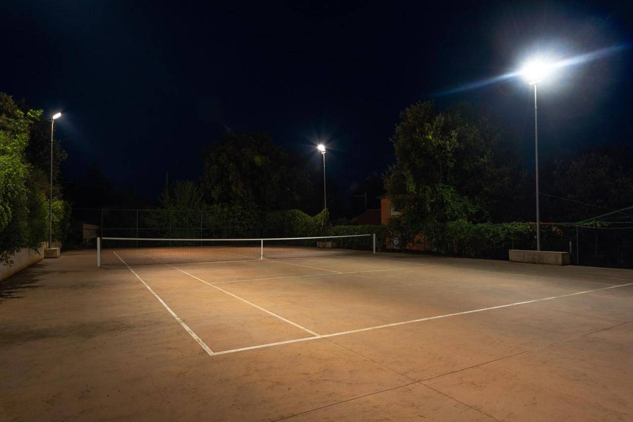 Guesthouse ''Barboska'' - big outdoor swimming pool & private tennis court in Barbariga, Côte Sud d'Istrie