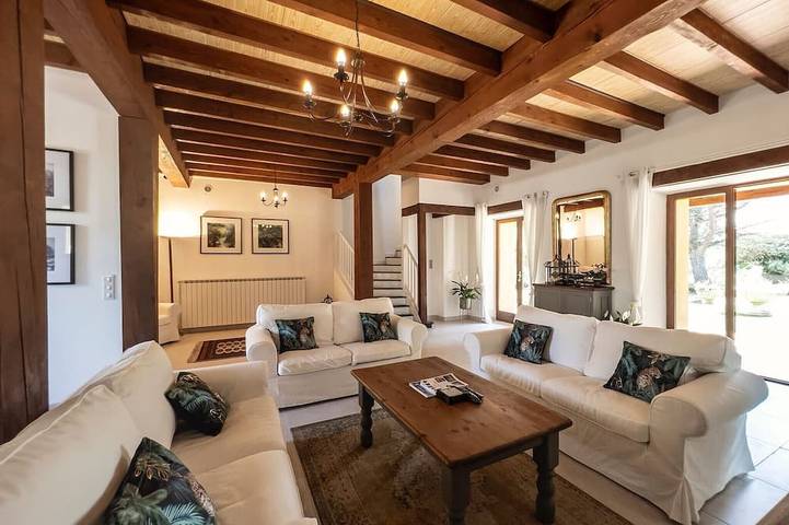 Location de vacances pour 6 personnes, avec terrasse ainsi que jacuzzi et jardin à Alaigne