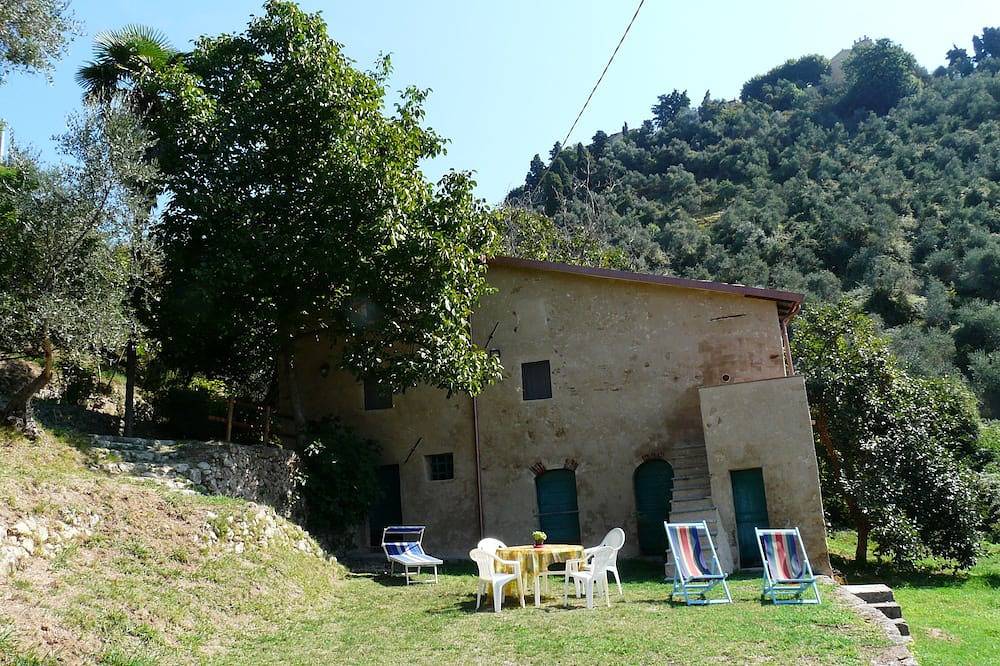 Pequeña casa \"rústica\" con jardín y vista encantadora de la costa de Versilia in Camaiore, Costa de la Maremma