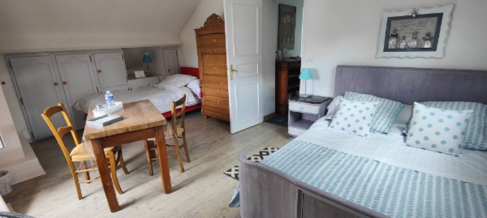 Gästezimmer „Chambre Orange“ mit gemeinsamer Terrasse, Garten und Wlan in Sermaise (Île de France), Essonne