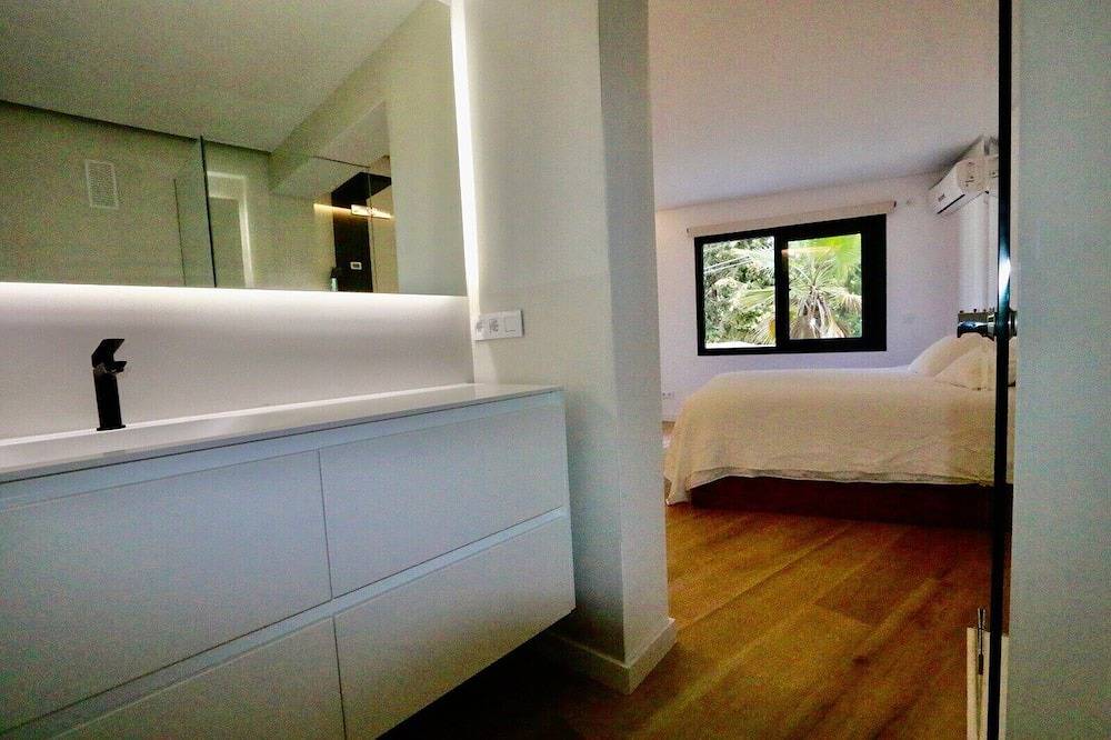 Apartamento entero, Apartamento-casa de diseño con entrada privada y pequeña piscina. in Cala Comtesa, Mallorca Oeste
