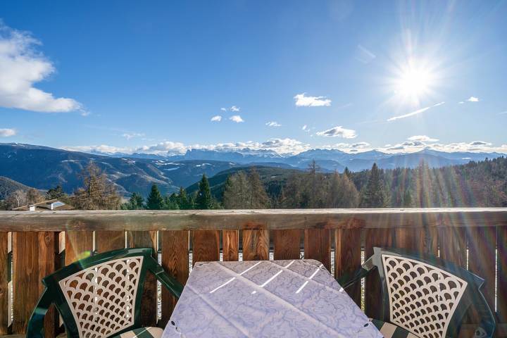 Entire apartment, Apartment 'Stücklhof Veilchen' with Mountain View, Shared Terrace and Wi-Fi in Jenesien, Sarntal Alps
