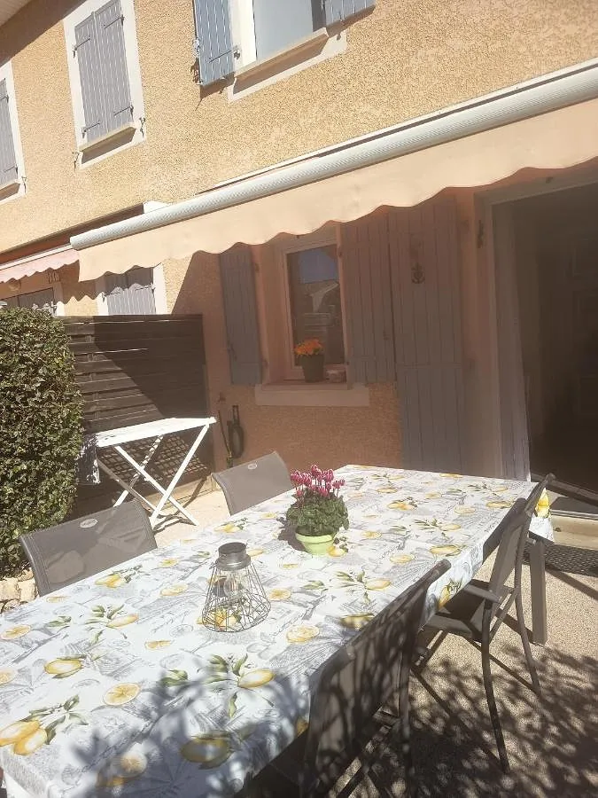 Apartamento de vacaciones para 5 personas, con piscina además de vistas y jardín - 1