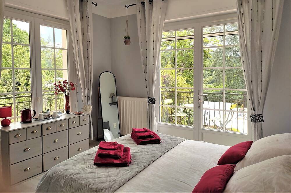 Suite chambre d'hôte avec piscine vue sur les Pyrénées in Tournay, Hautes-Pyrénées