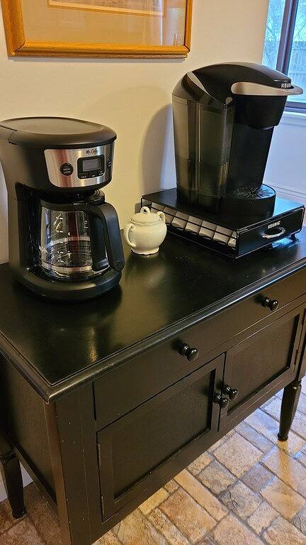 Cardinal House: Foseball, Sunroom, 6ft Fence, King Bed, Near Hospital & Basspro in Springfield (MO), Greene County (MO)