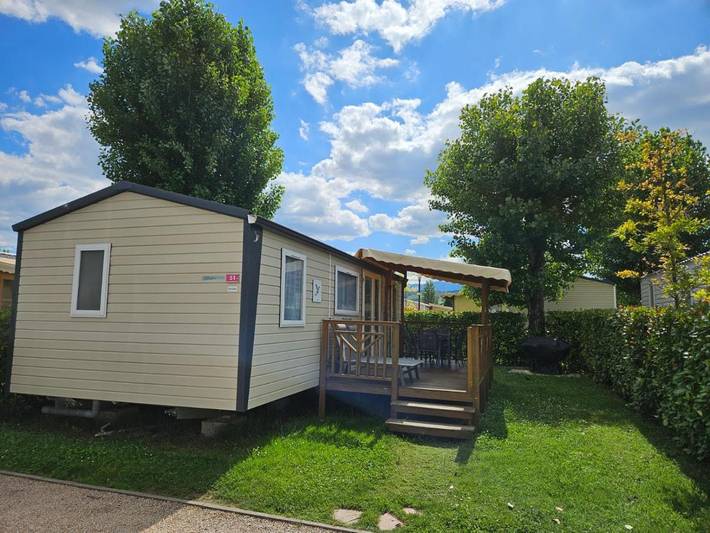 Camping pour 6 personnes, avec terrasse et piscine