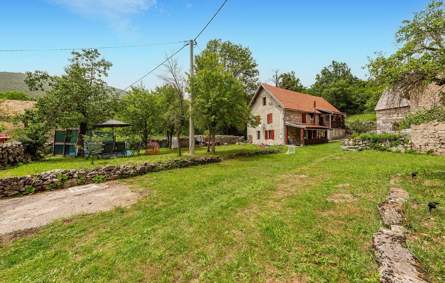 Charmante 140 m² große Wohnung mit Pool, WLAN und Parkplatz in Gračac, Zadar