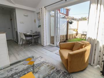 Holiday Home for 2 People in Milford-on-Sea, New Forest National Park, Photo 4