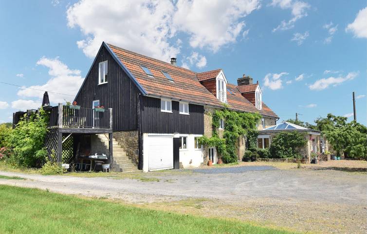 Cozy Apartment with River View, WiFi & Parking in Vire Normandie, Vire region