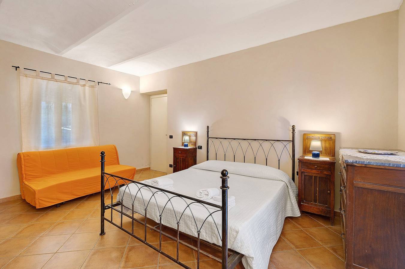 Zimmer 'Capra' mit Bergblick, Gemeinschaftspool und Wlan in Costigliole d'Asti, Langhe