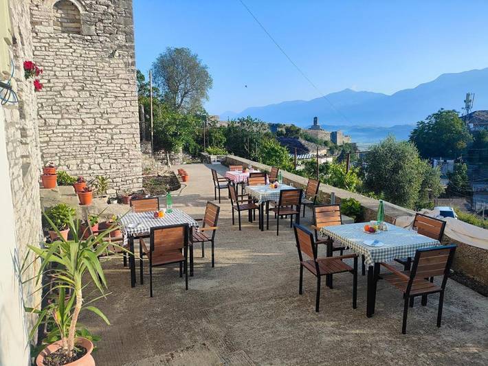 Chambre d’hôte pour 2 personnes, avec terrasse et jardin dans Gjirokastër