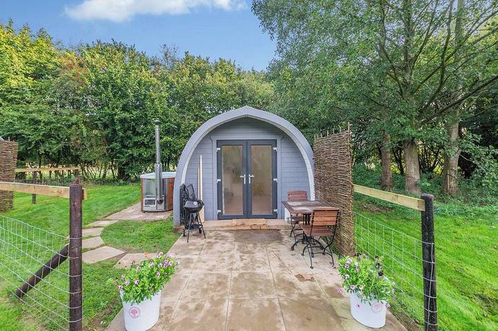 Cottage for 2 people, with garden and hot tub, with pets in East Midlands