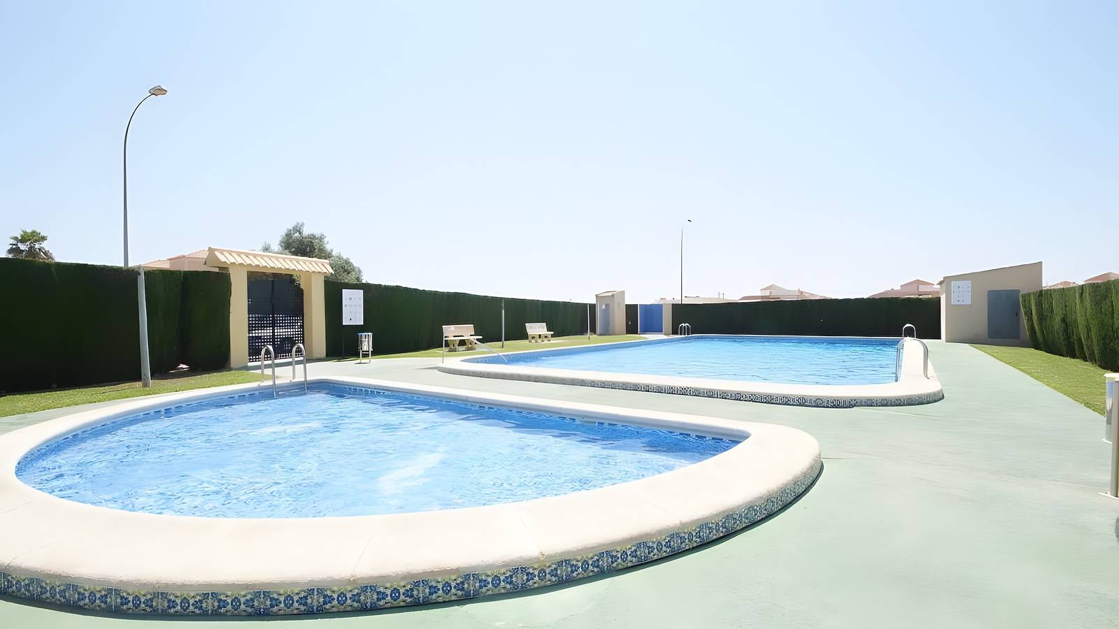 Geheel appartement, Appartement 'Jardin Del Mar Paraje Natural' met uitzicht op het meer, gedeeld zwembad en airconditioning in Torrevieja, Costa Blanca