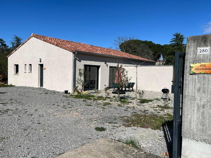 Location de vacances pour 6 personnes, avec piscine ainsi que vue et terrasse à Laurac-en-Vivarais - 2