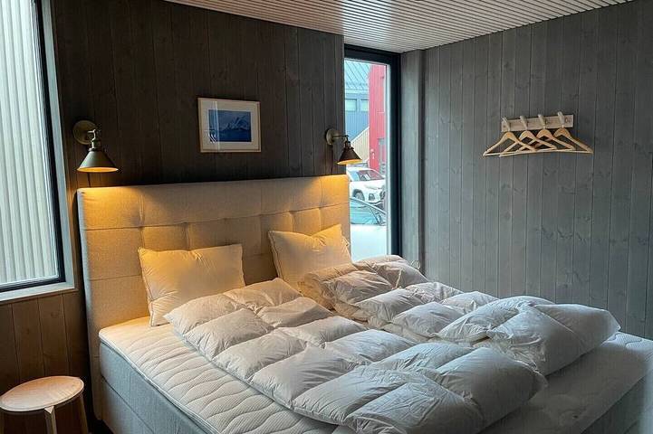 Ganze Wohnung, Waterfront apartment with panoramic sea view in Henningsvær, Vågan